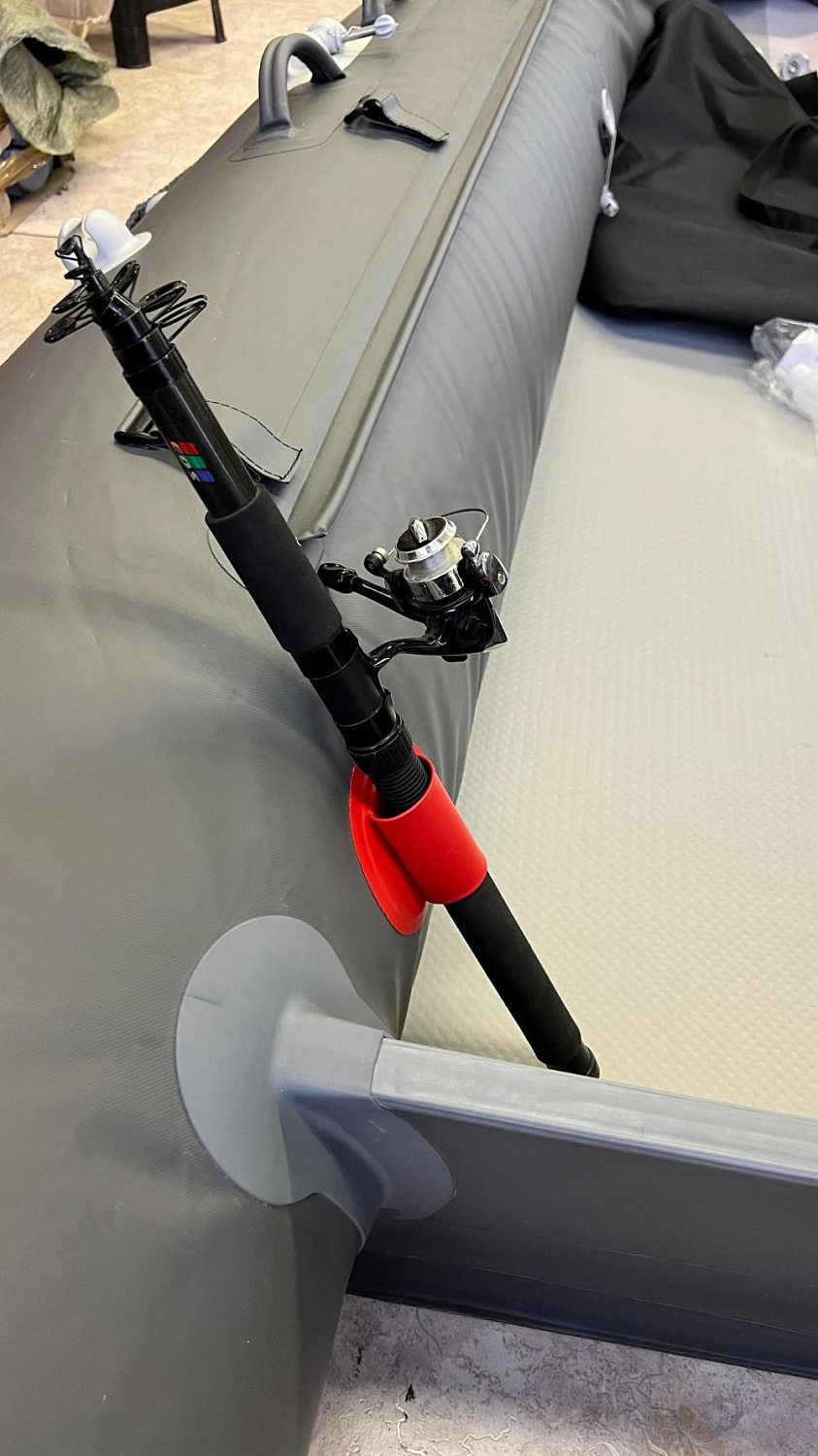 Держатель спиннинга из ПВХ (Красный) купить по выгодной цене 350 руб. в магазине RiverMart.ru